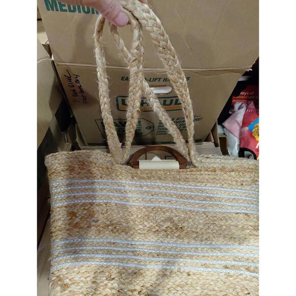 Woven wood handle beach bag - Picture 8 of 8